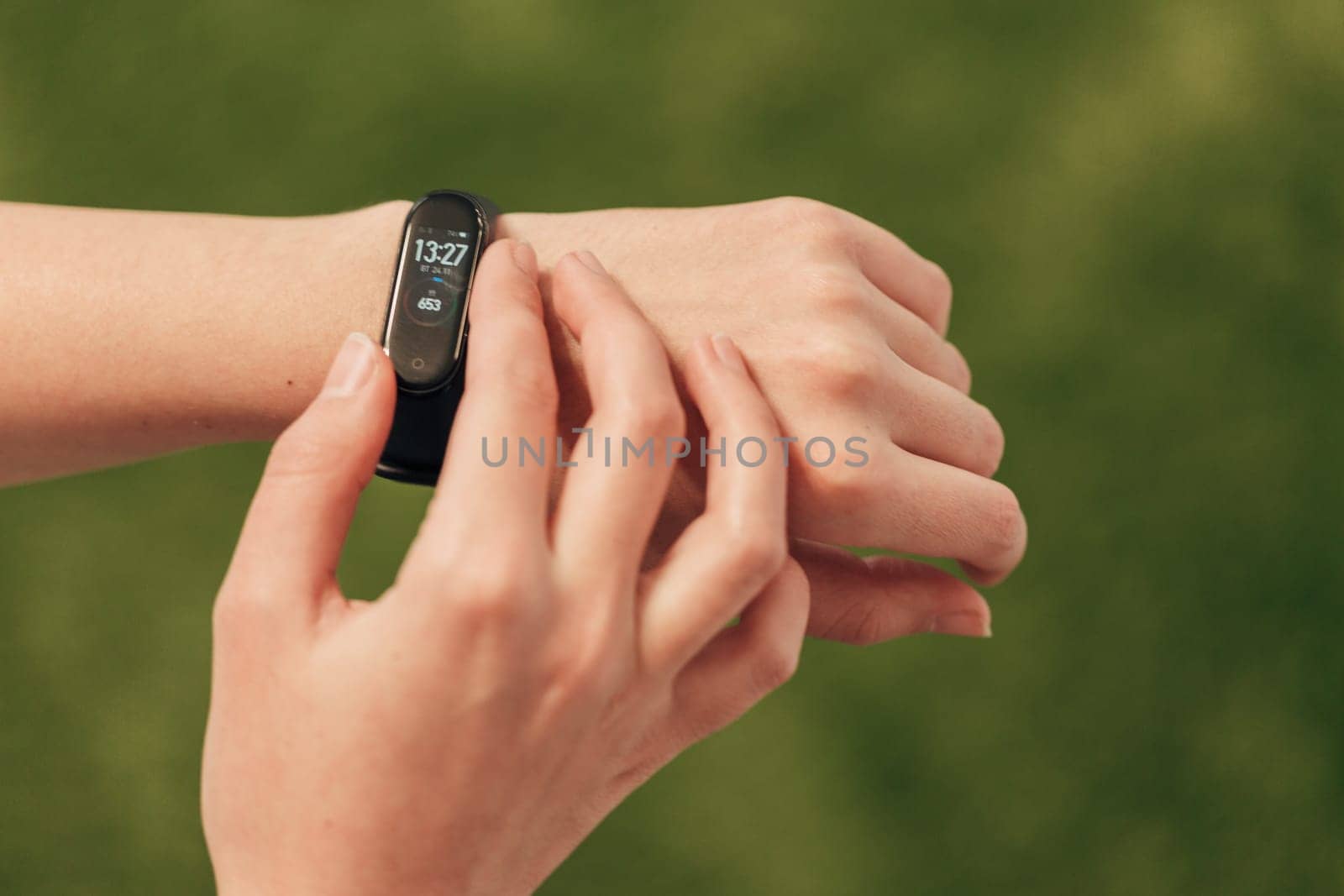 The smartwatch on the wrist measures the heartbeat. Pulse check.
