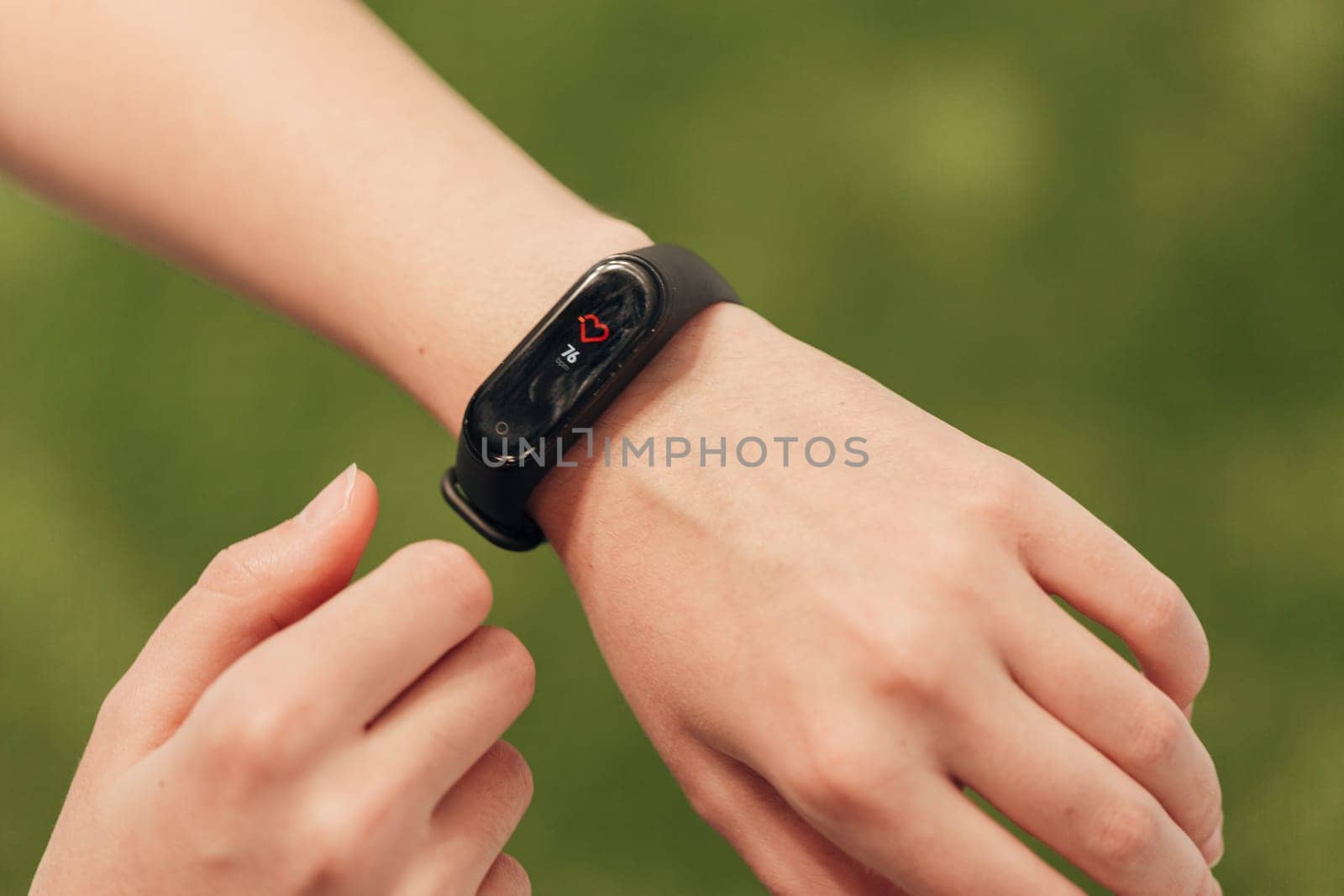 The smartwatch on the wrist measures the heartbeat. Pulse check.