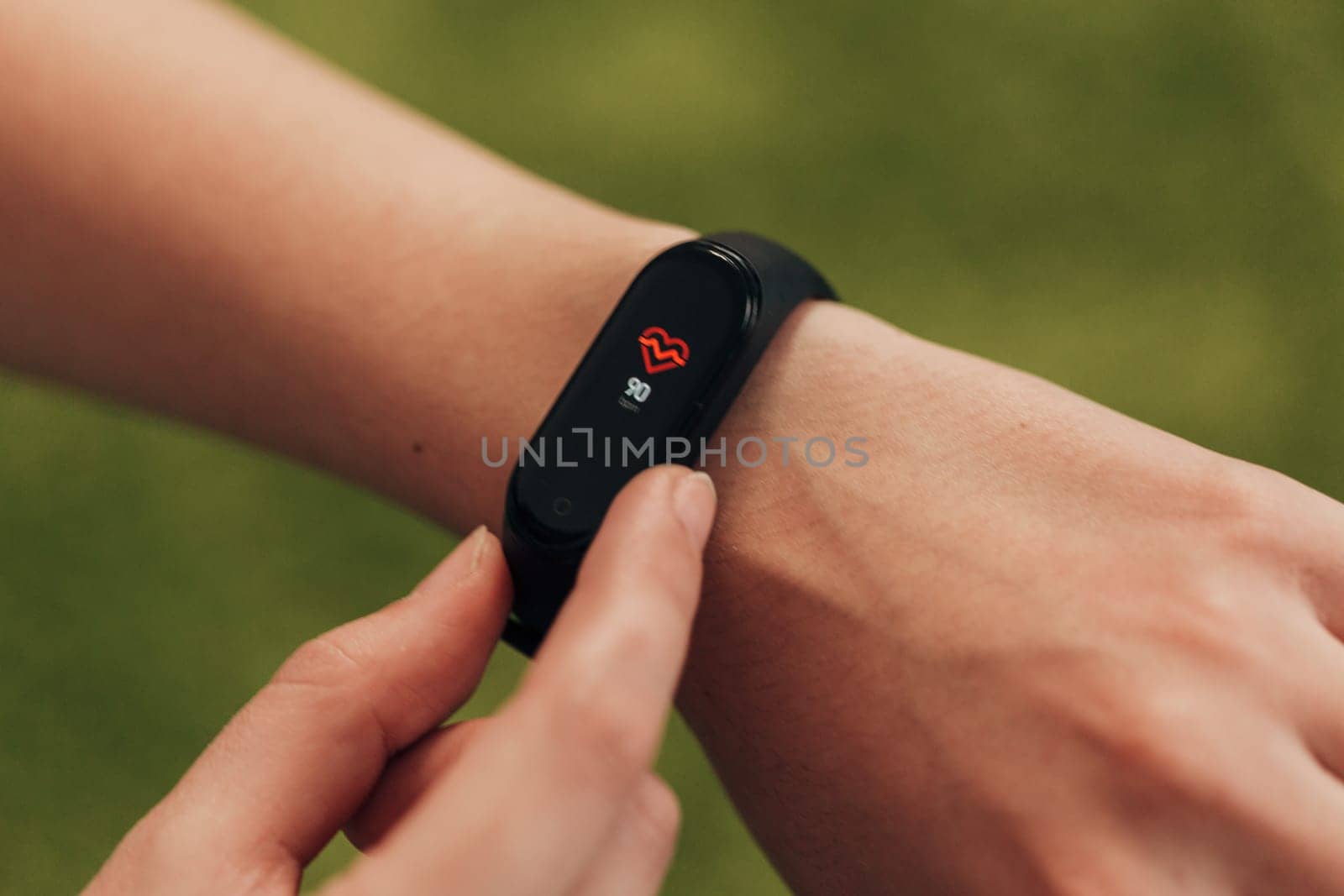 The smartwatch on the wrist measures the heartbeat. Pulse check.