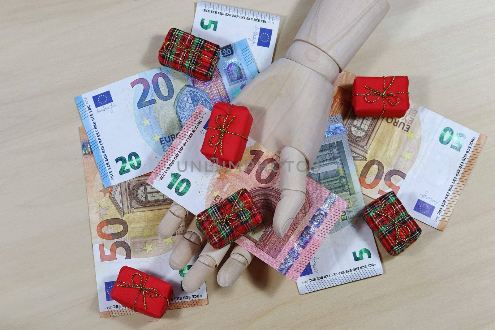 Gifts can cost a lot of money. What is better cash or gifts?