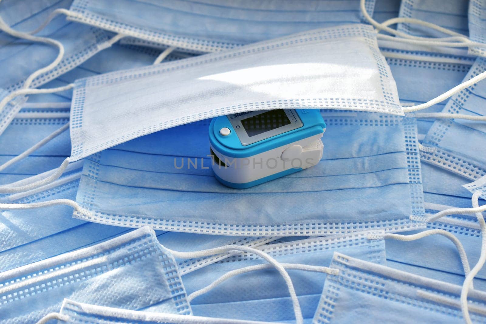 ..Type II 3-ply medical mask with elastic bands, disposable. ...