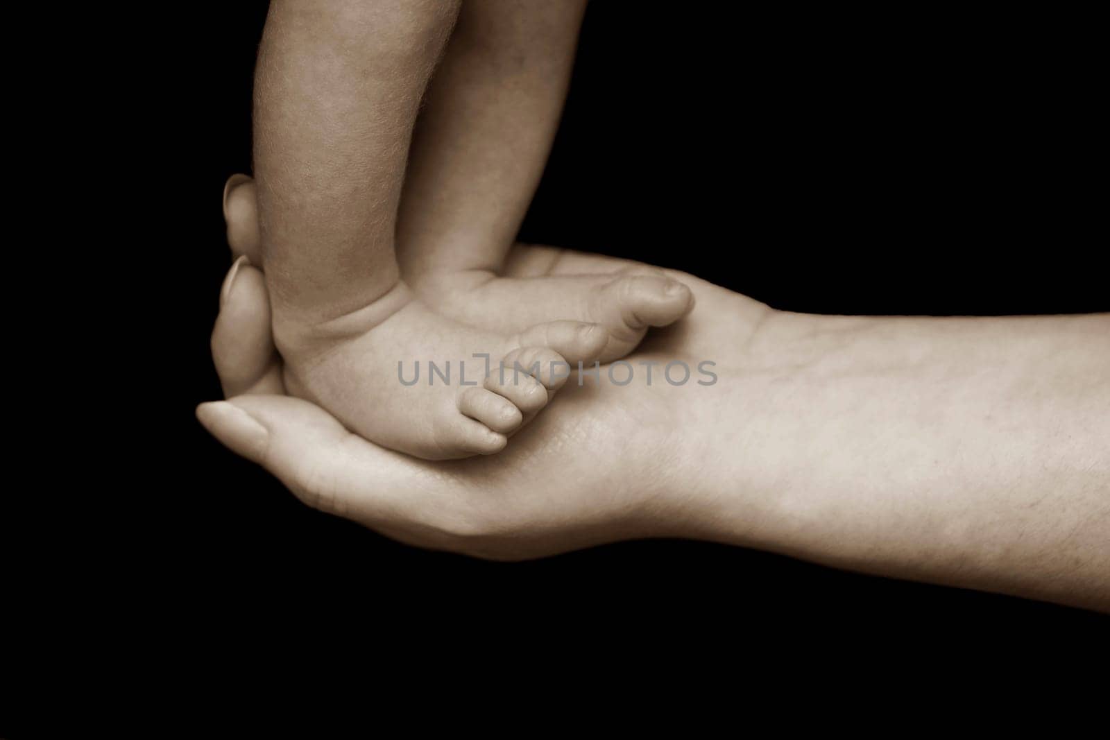 Baby fuesse in mother's hand