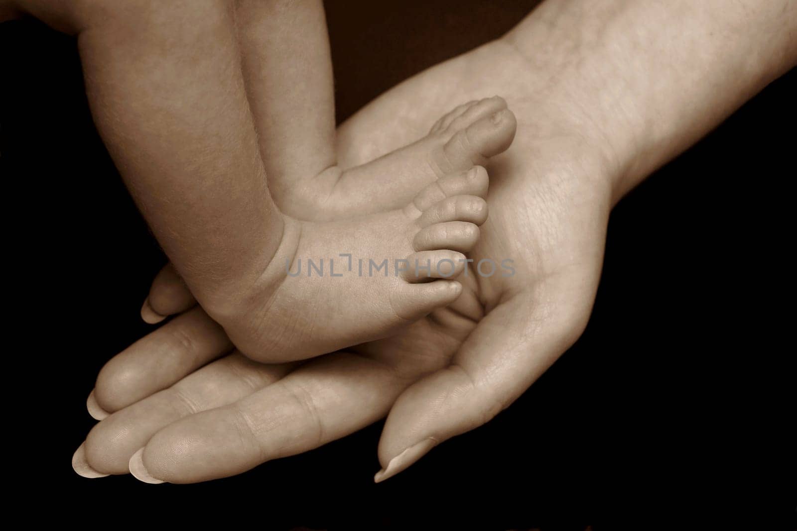 Baby fuesse in mother's hand