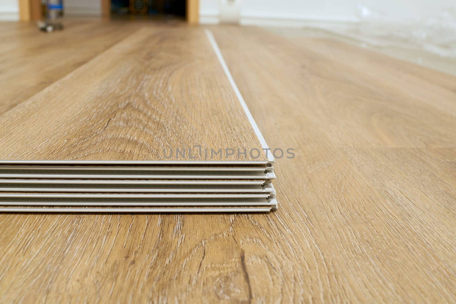Click vinyl flooring to install yourself in the living room of an apartment