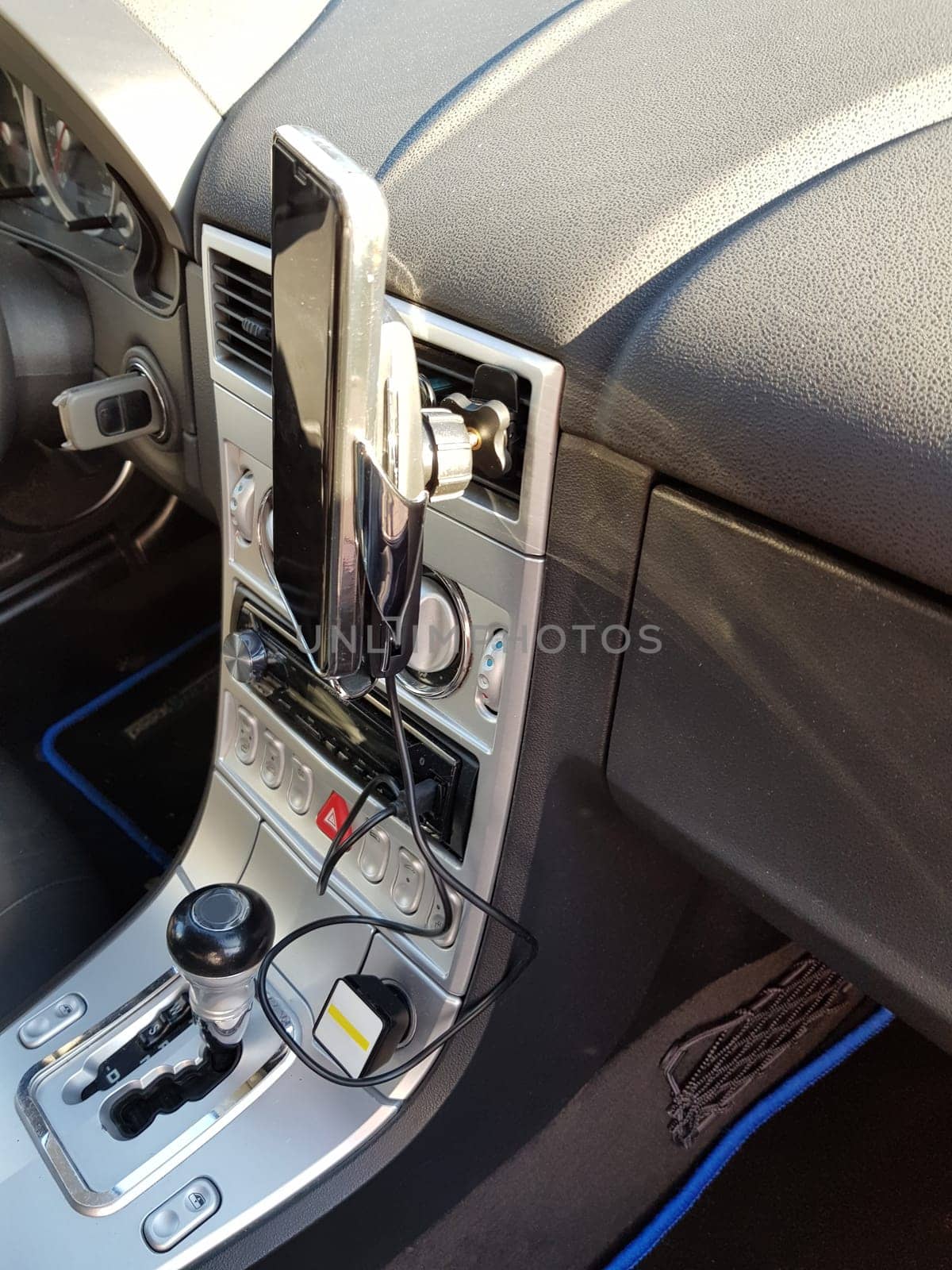 Smartphone with a screen on the dashboard of a spot car