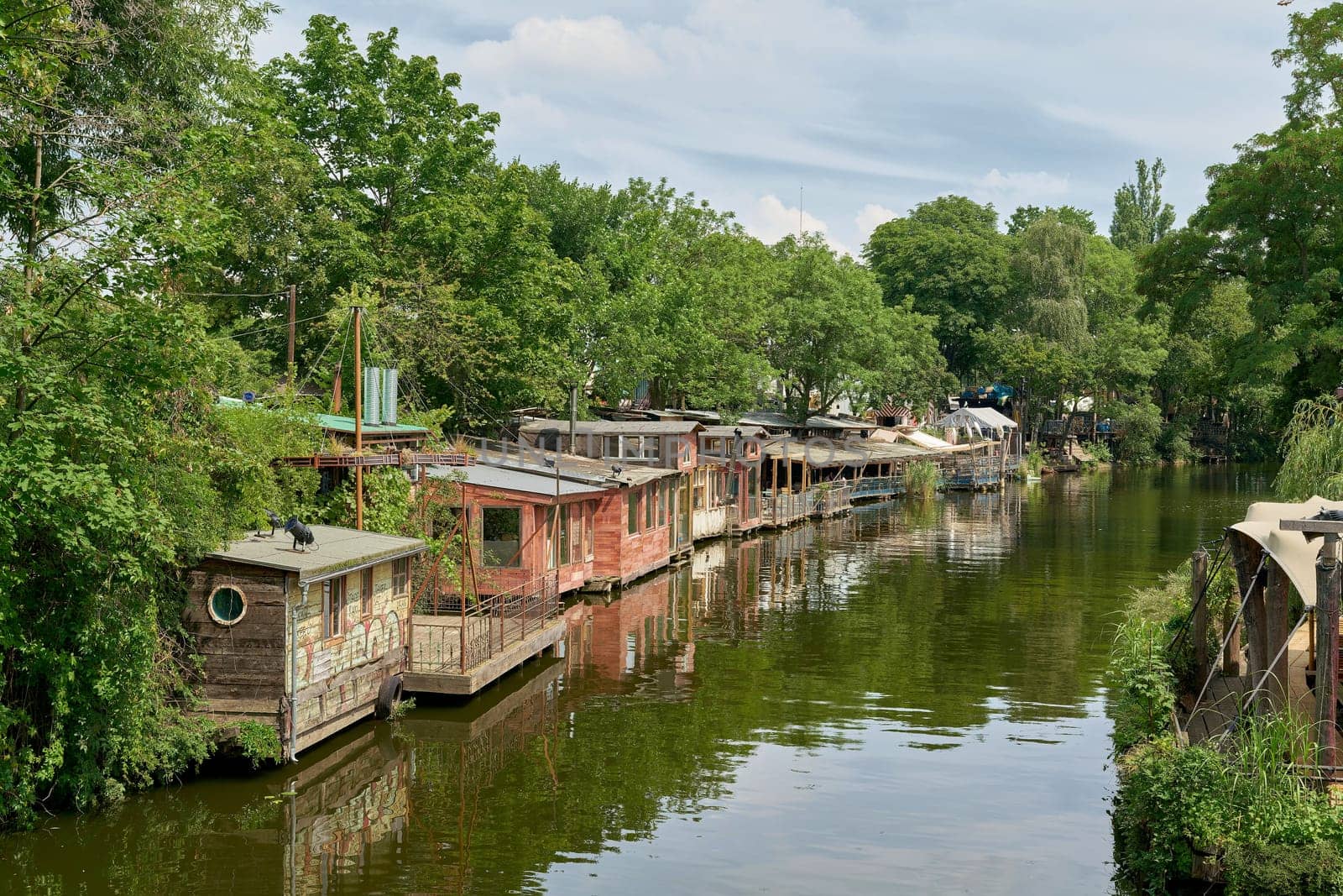 The restaurant Freischwimmer romantically located on the Flutgraben directly on the water in Berlin