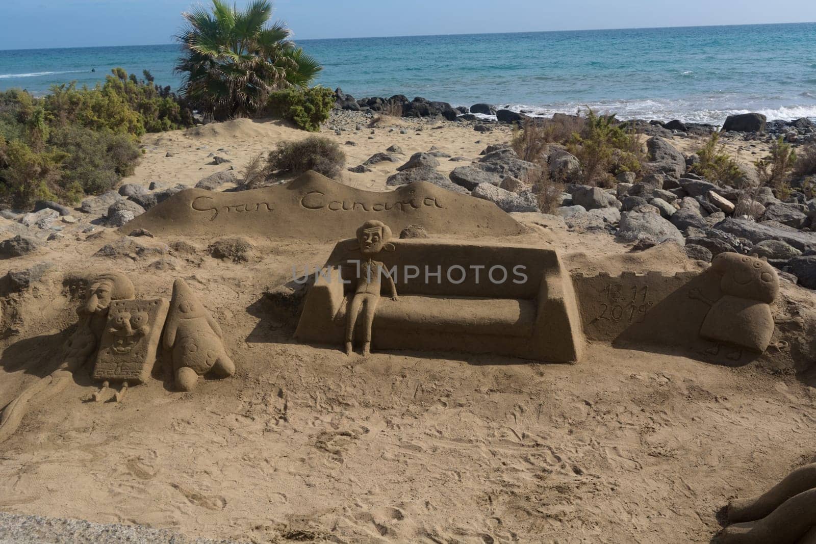 Cran Canaria, Meloneras, Spanien - 13. November 2019:.Sand sculptures on the beach of Meloneras, Spain with inscription Gran Canaria