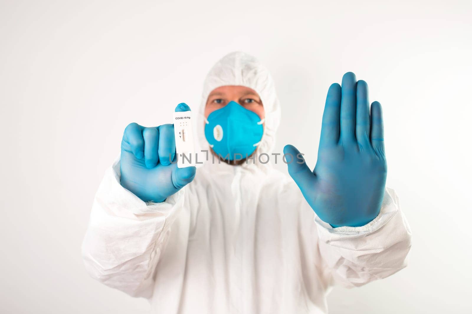 Doctor show rapid negativ laboratory COVID-19 test for diagnosis Coronavirus infection. Pandemic infectious concept
