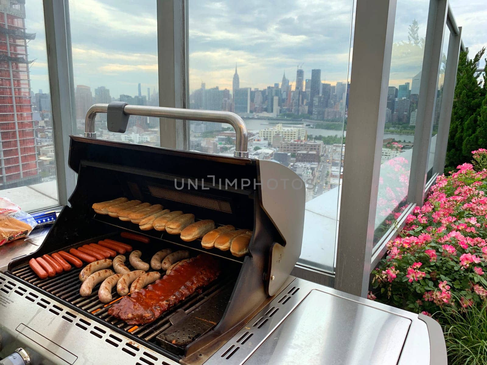 A barbecue view a view from Brooklyn to Manhattan in New York
