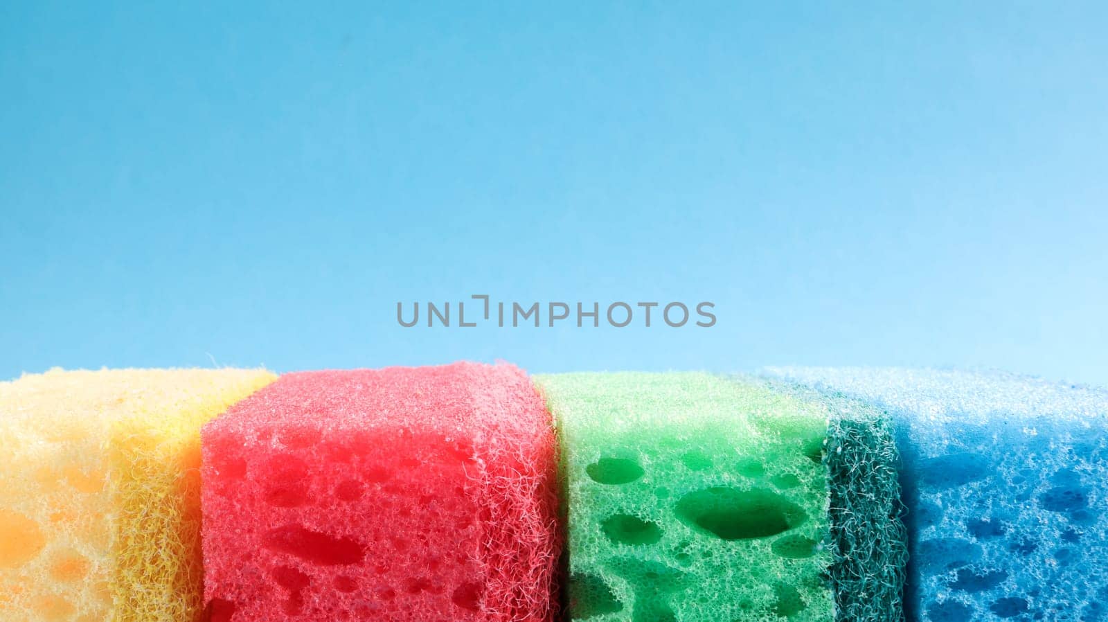 Many blue, red, yellow, green sponges are used to wash and wipe the dirt used by housewives in everyday life. They are made of porous material such as foam. good detergent retention.