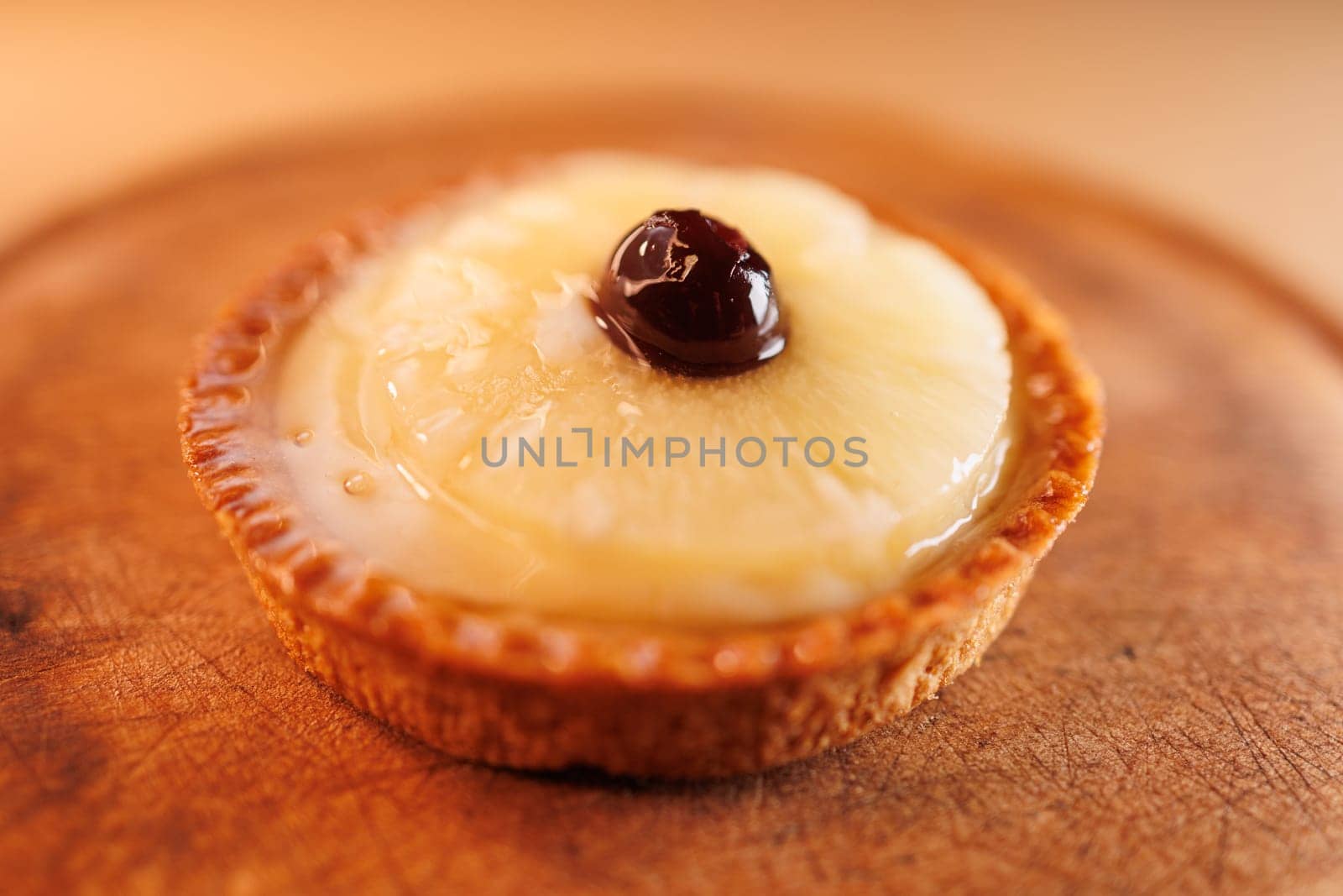 Round sweet pastry with ananias slice