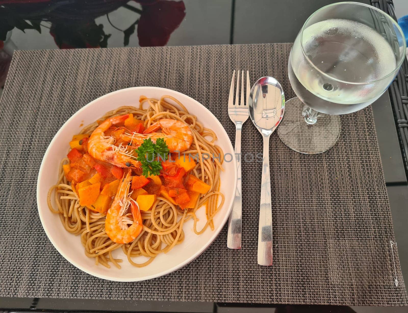 Spaghetti with shrimps and tomatoes