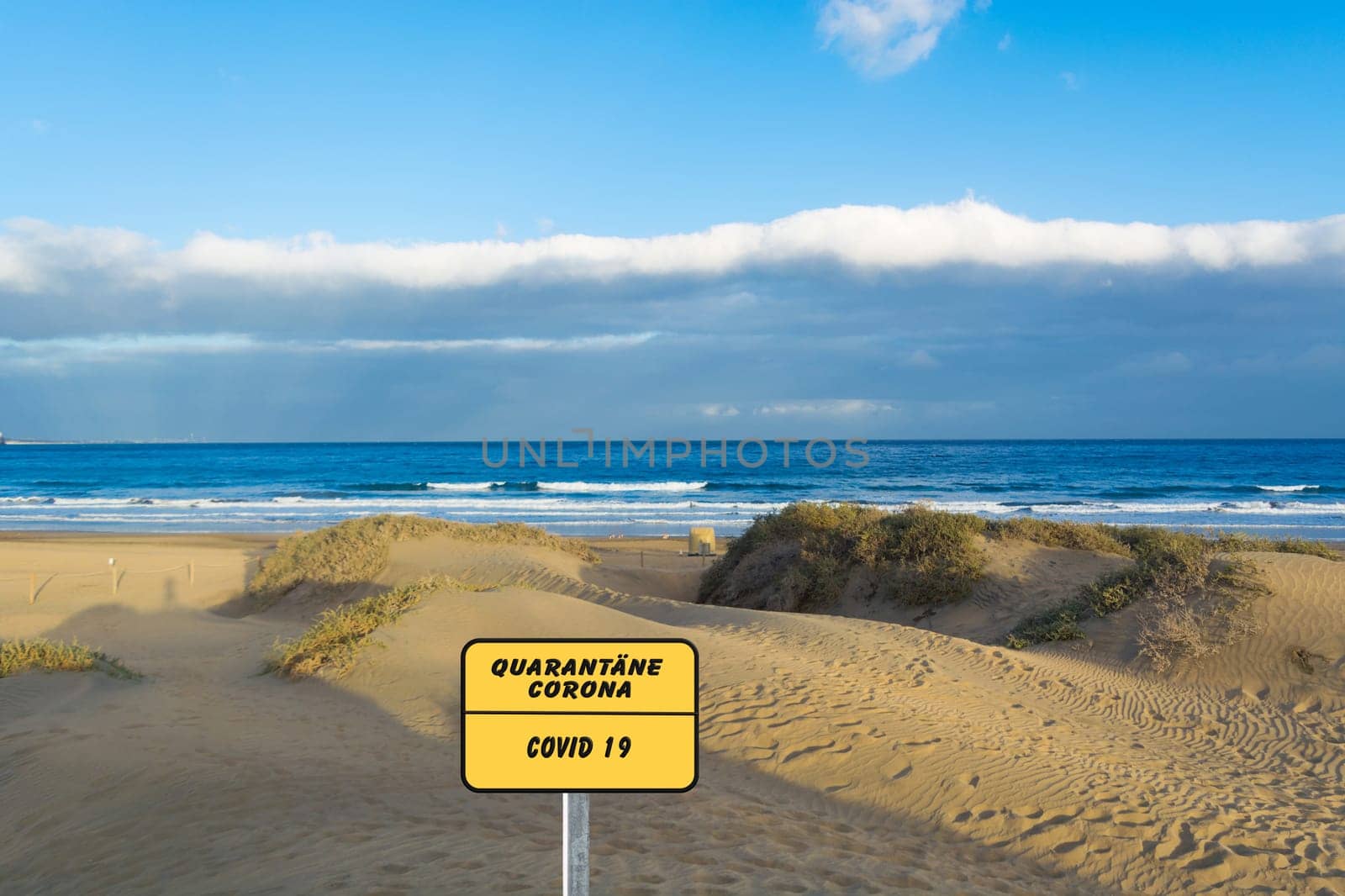 Beach area closed due to Corona covid-19, German text for Beach closed
