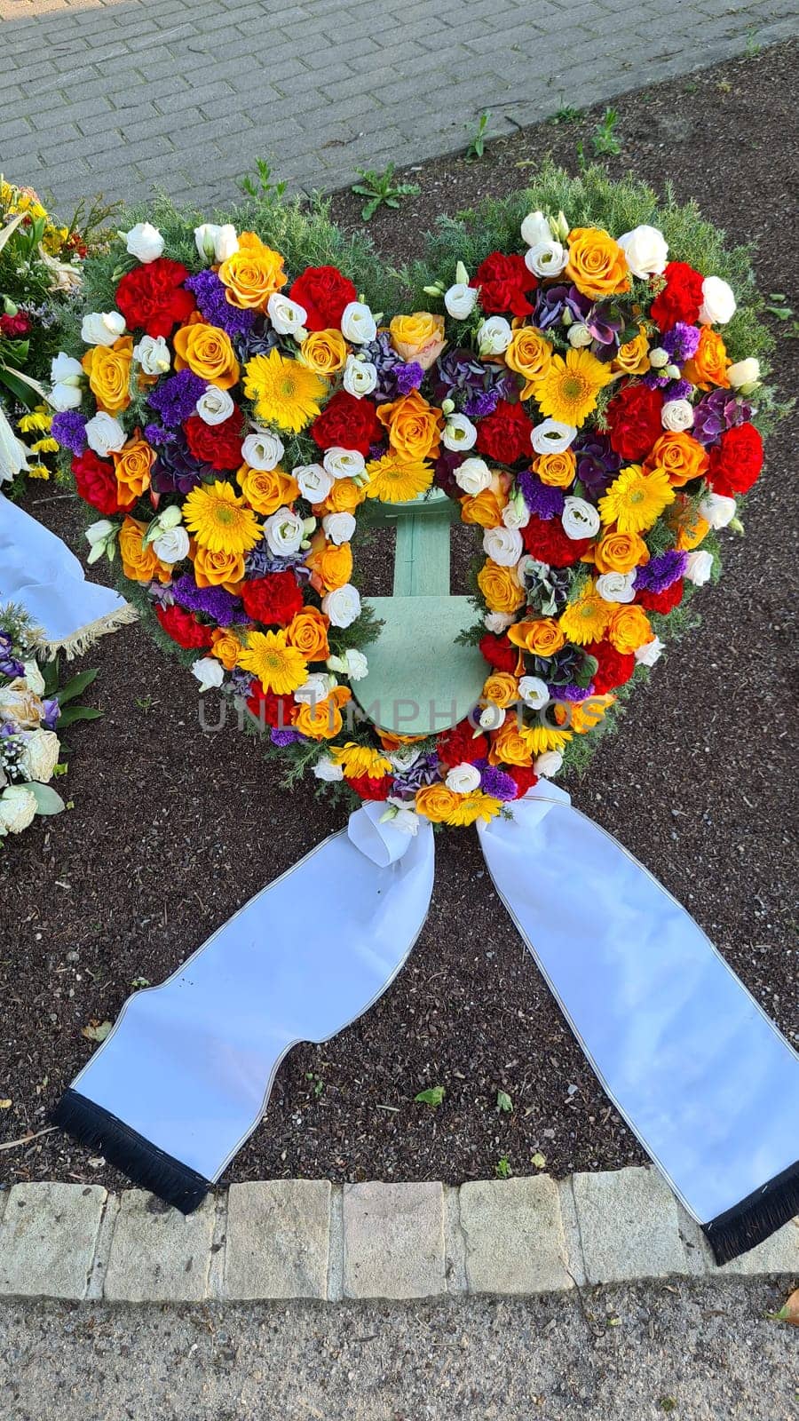 Corona funeraria en forma de corazón en una tumba fresca, diseño de tumba, .