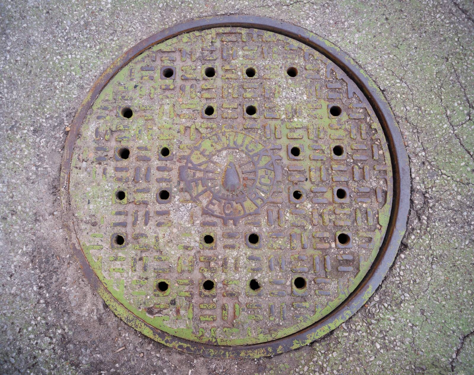 Sewer access hole manhole cover in Kentucky