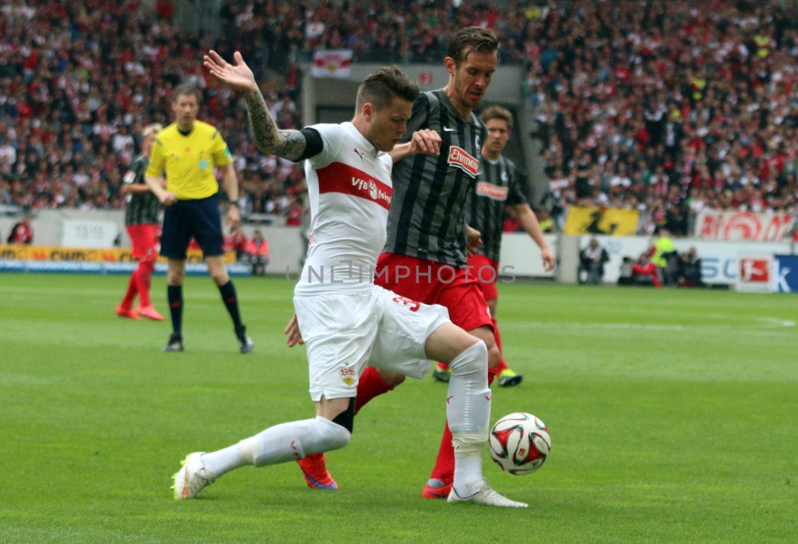 Daniel Ginczek (Stuttgart) in a duel with Julian Schuster (Freiburg) - Bundesliga 14/15