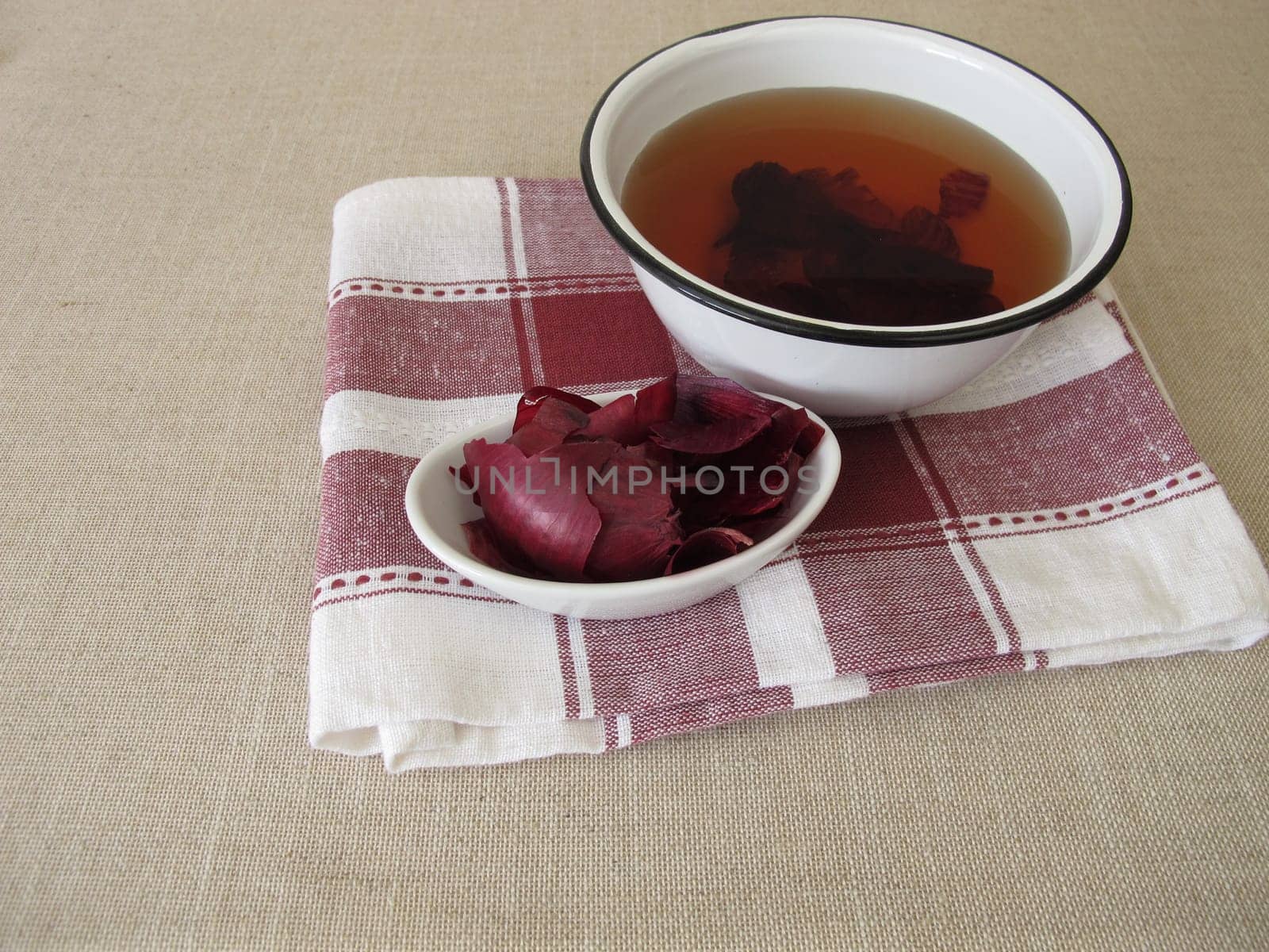 Dye agent, red decoction from red onion peel in a bowl