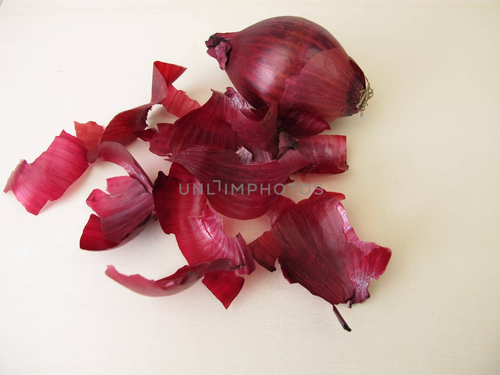 Red onion peel for tea, for dyeing Easter eggs or as plant fertilizer