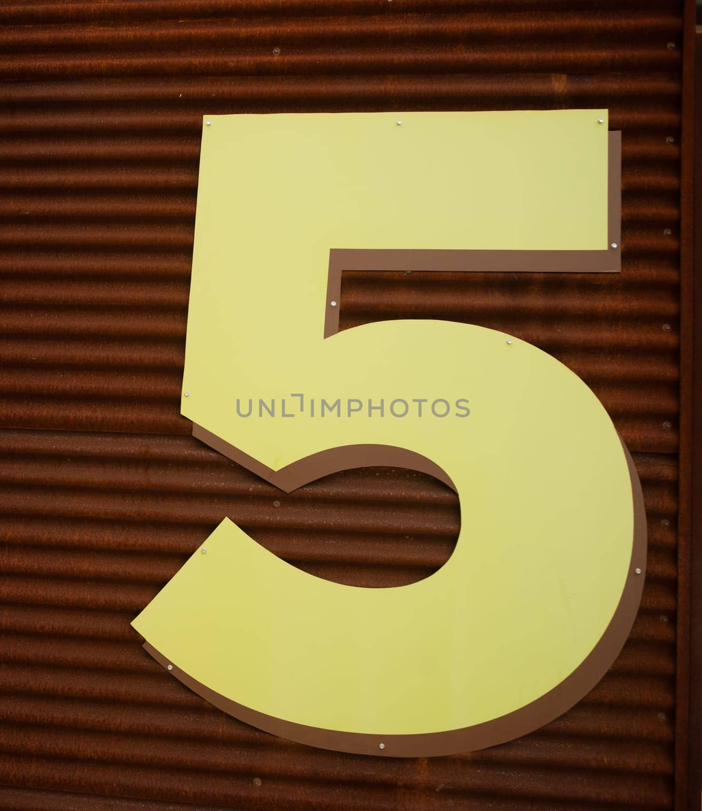 A big yellow 5 tells you which floor you parked on in the parking garage