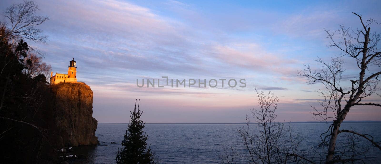 The last little bit of sun fades as Split Rock Light prepares to show the way
