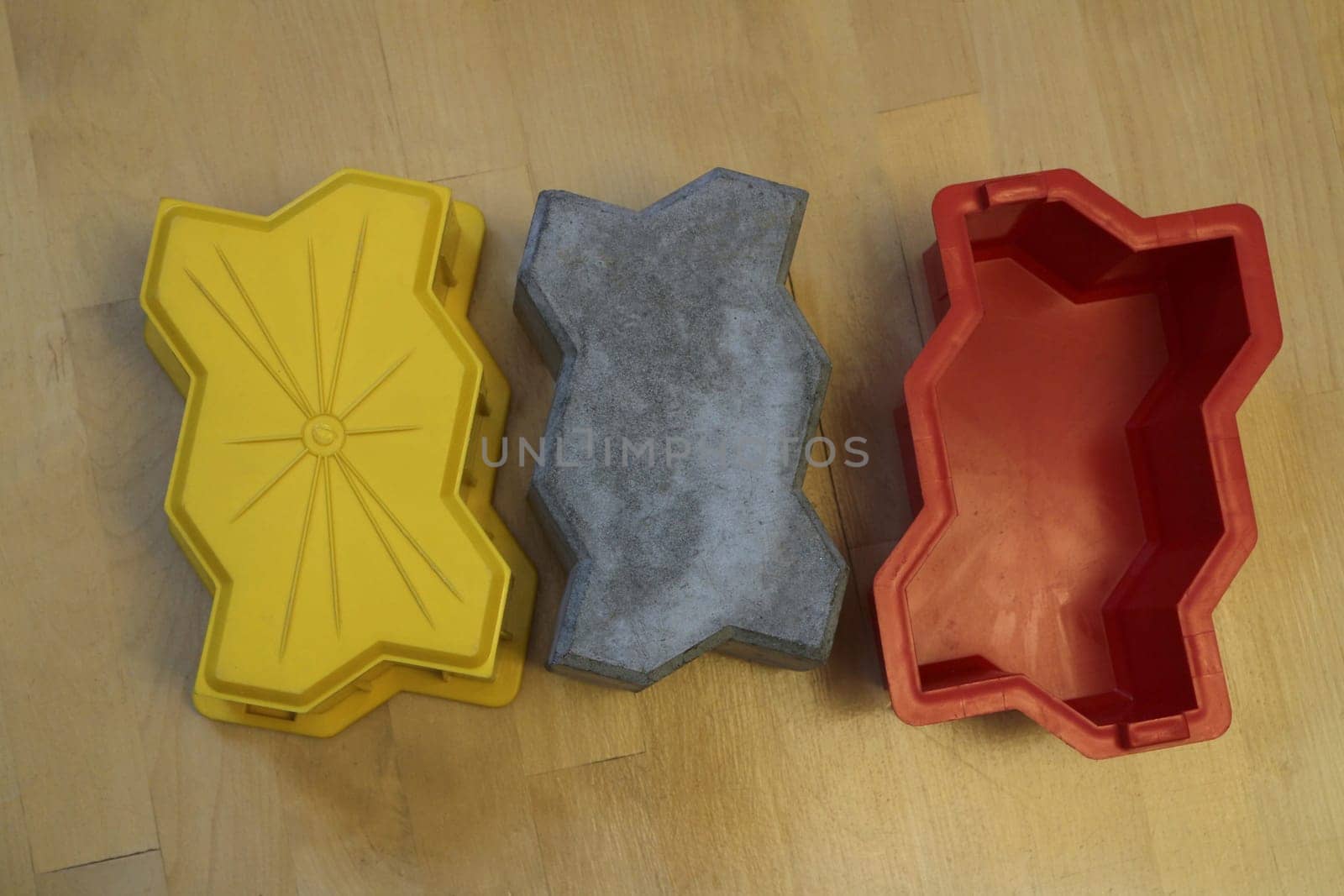 paving slabs and a plastic mold for its manufacture