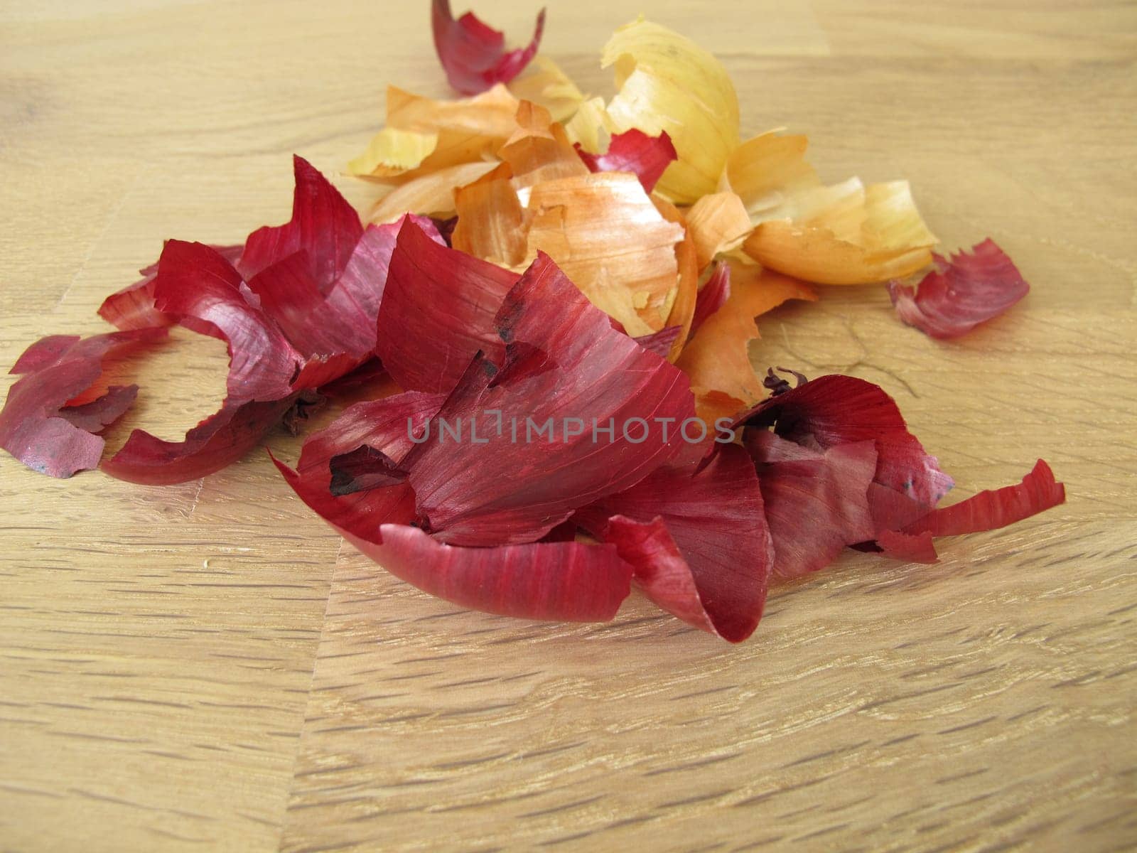 Red and brown onion peel for tea, as a coloring agent or a plant fertilizer