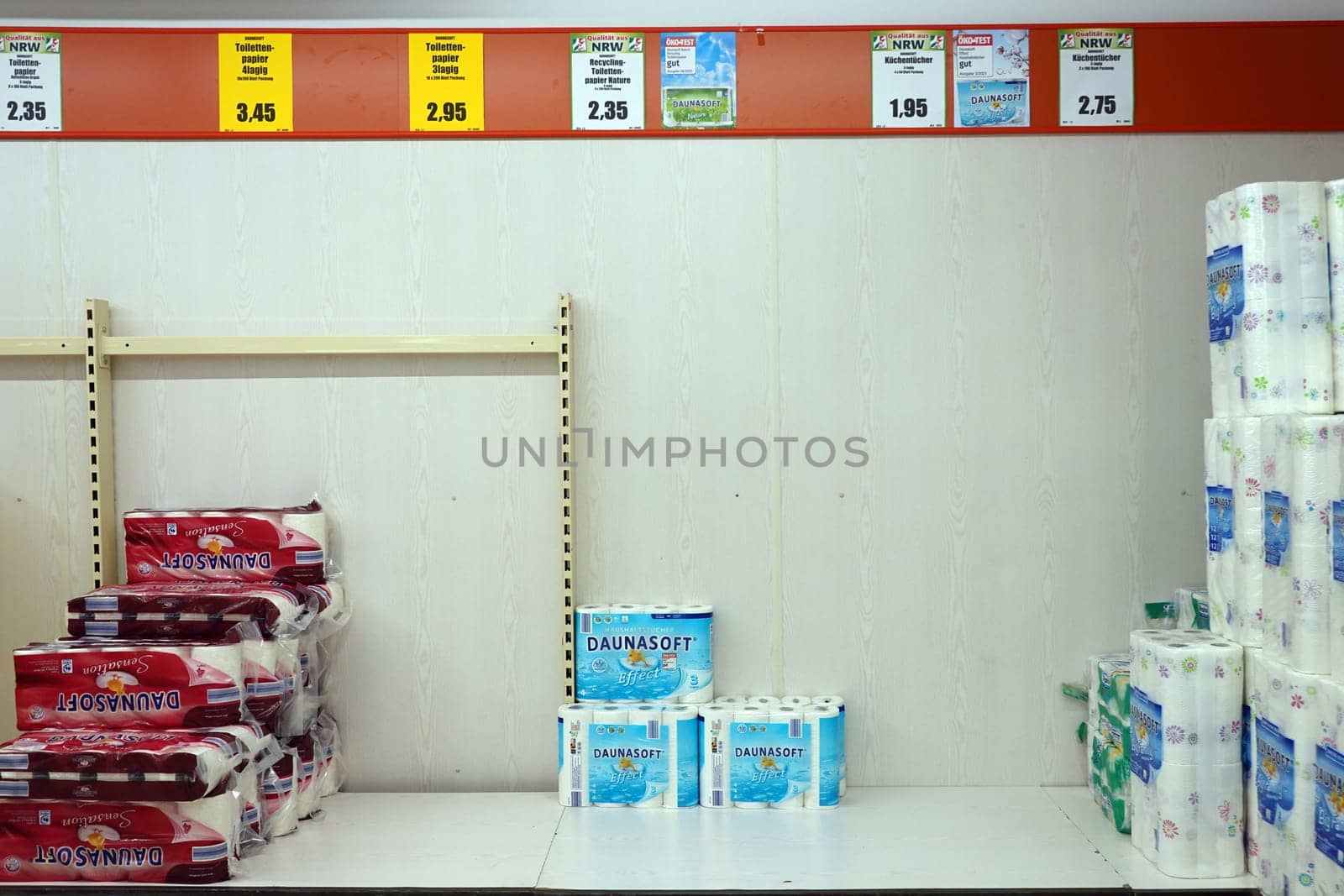 Hamsterkäufe im Supermarkt - Toilettenpapier wird Mangelware aus Angst vor Engpässen dur den Krieg zwischen Russland und der Ukraine , Nordrhein-Westfalen, Deutschland, Weilerswist, 23.03.2022