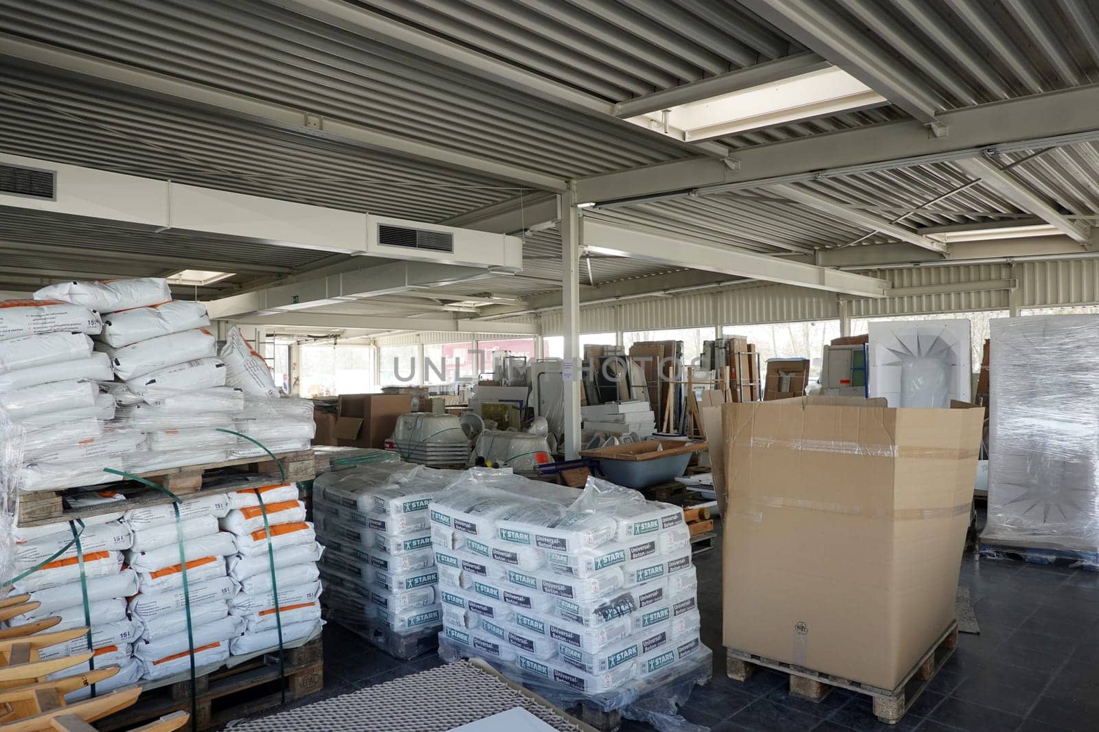gespendete Baumaterialien in einer Lagerhalle, die kostenlos an Opfer der Flutkatastrophe im Juli 2021 abgegeben werden, Nordrhein-Westfalen, Deutschland, Erftstadt-Lechenich