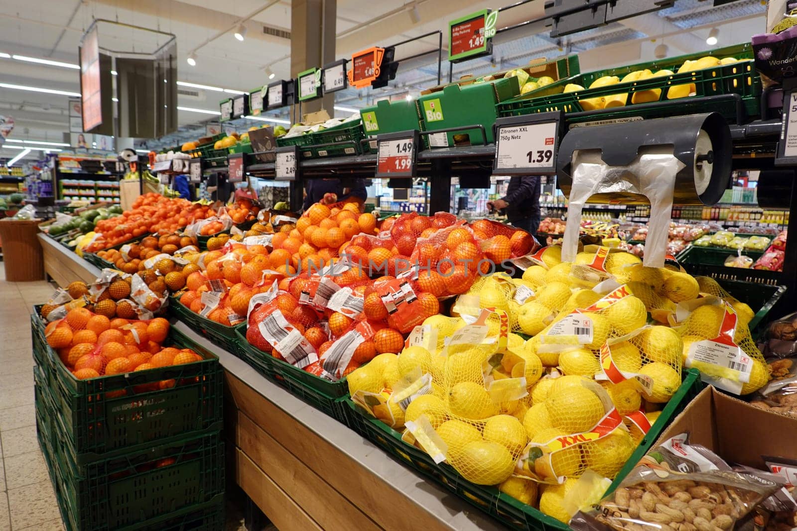 grosse Auswahl an einem Obst-und Gemüsestand in einem Supermarkt