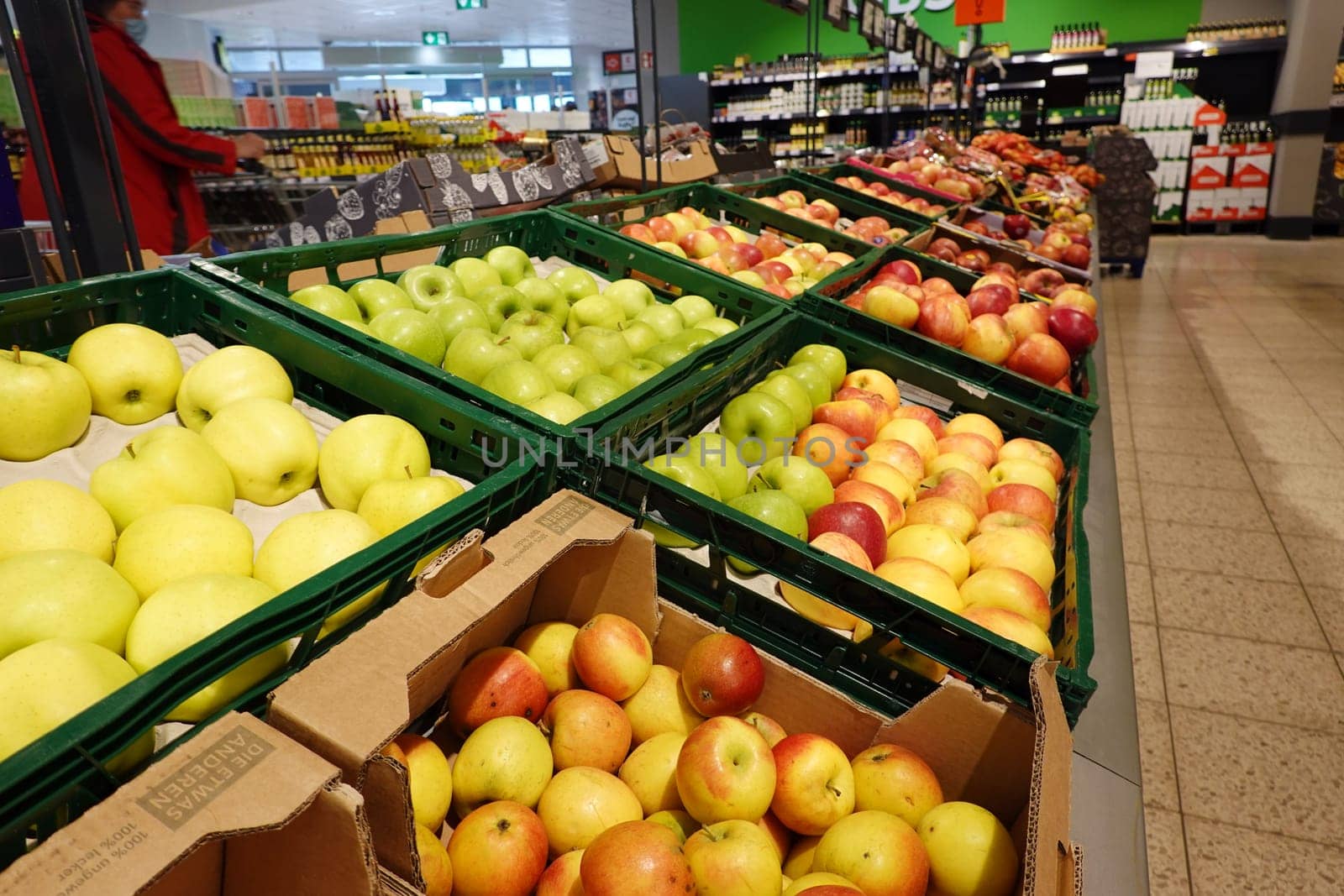 grosse Auswahl an einem Obst-und Gemüsestand in einem Supermarkt