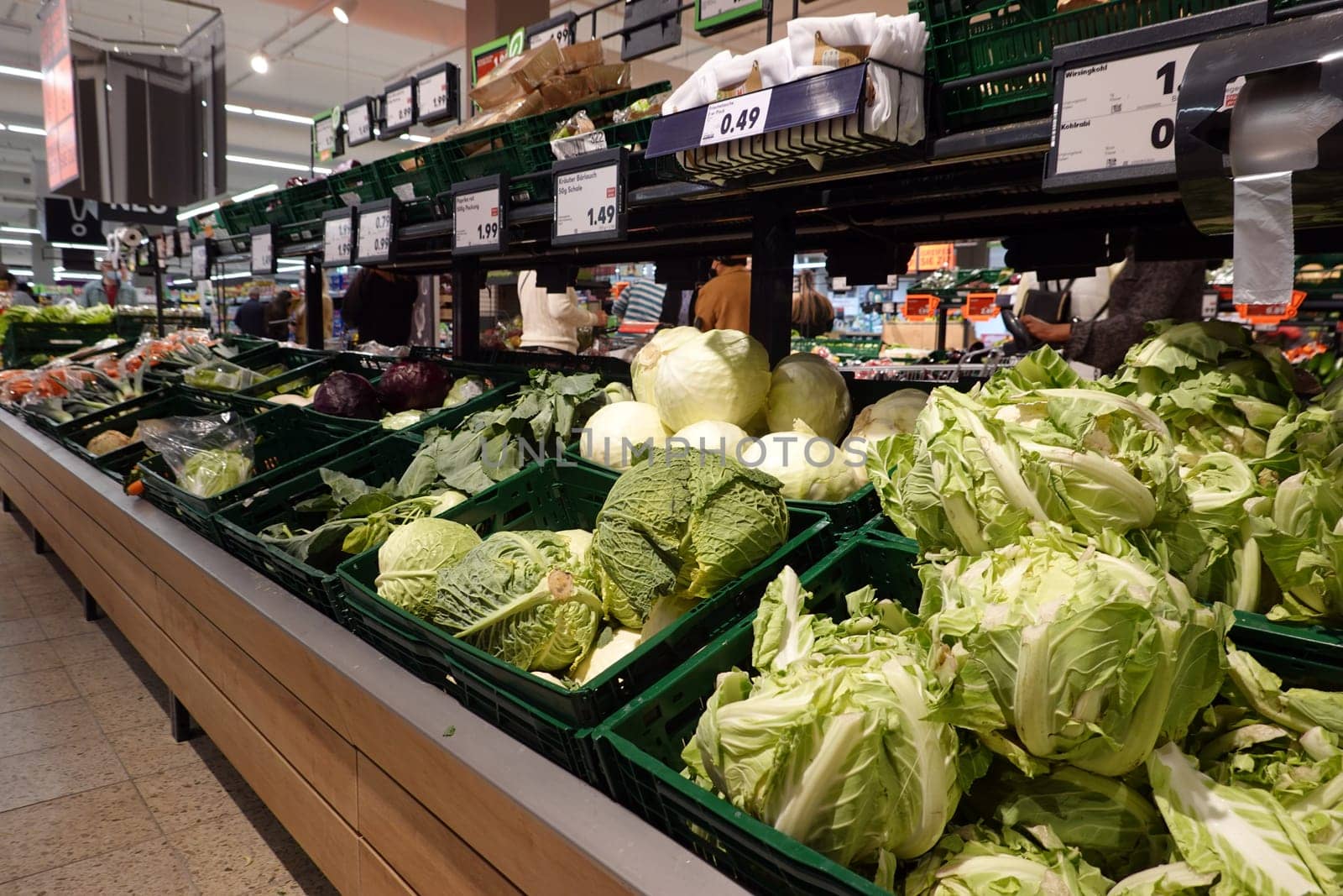 grosse Auswahl an einem Obst-und Gemüsestand in einem Supermarkt