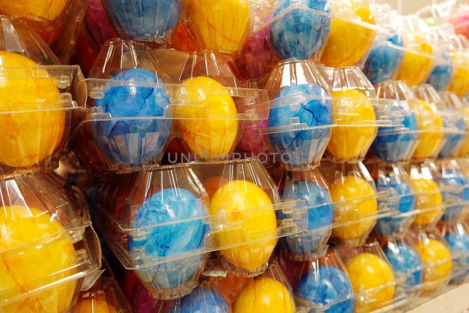 bunte Eier im Spermarkt kurz vor Ostern