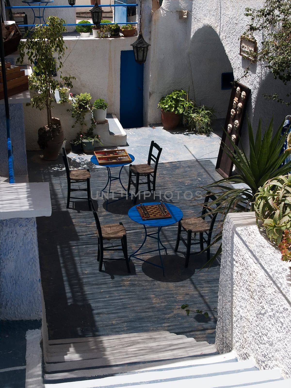 Oia 1-Do you want to play chess round?