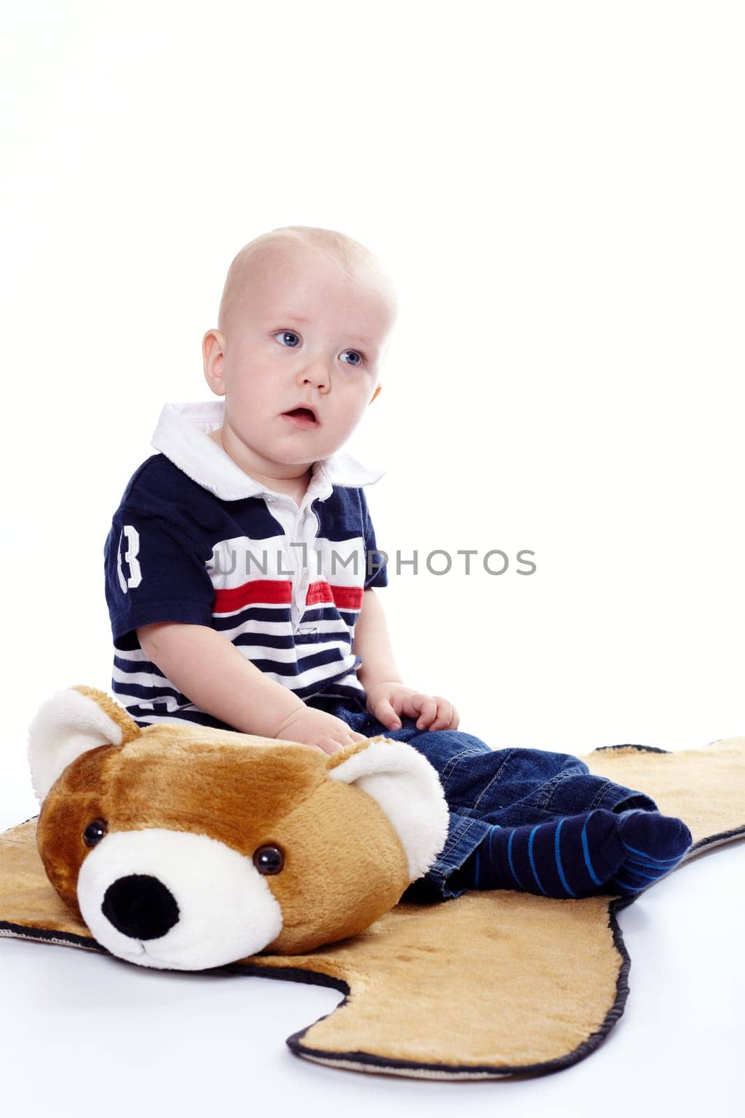 Small child with the bear