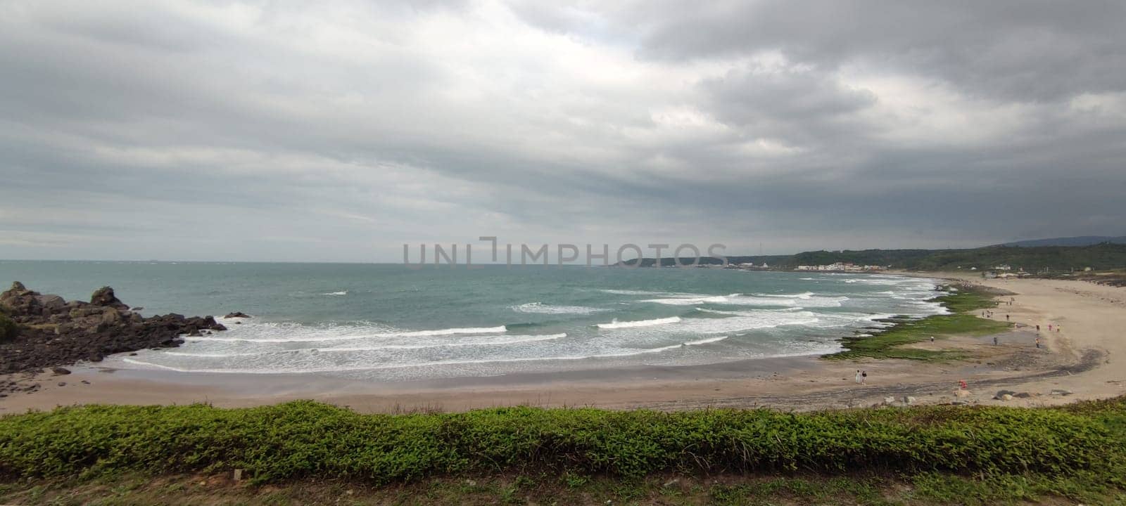 The Laomei Green Stone Trough is located in Shimen District on the North Coast, Every April and May, because the northeast monsoon slowly weakens, the local rock trough scientific name: tidal trench and sea erosion trench is covered with a large green seaweed