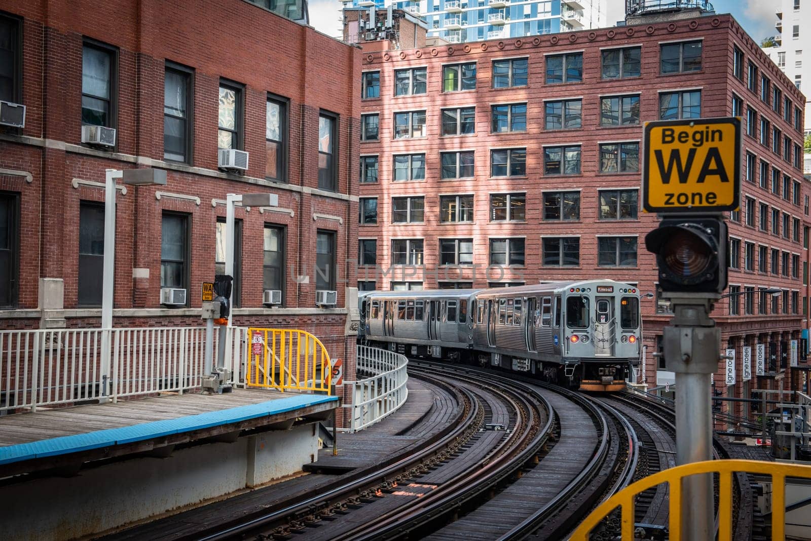 Chicago : October 11, 2018, Train on elevated tracks within buildings at the Loop, Glass and Steel bridge between buildings - Chicago City Center - Chicago, Illinois, USA