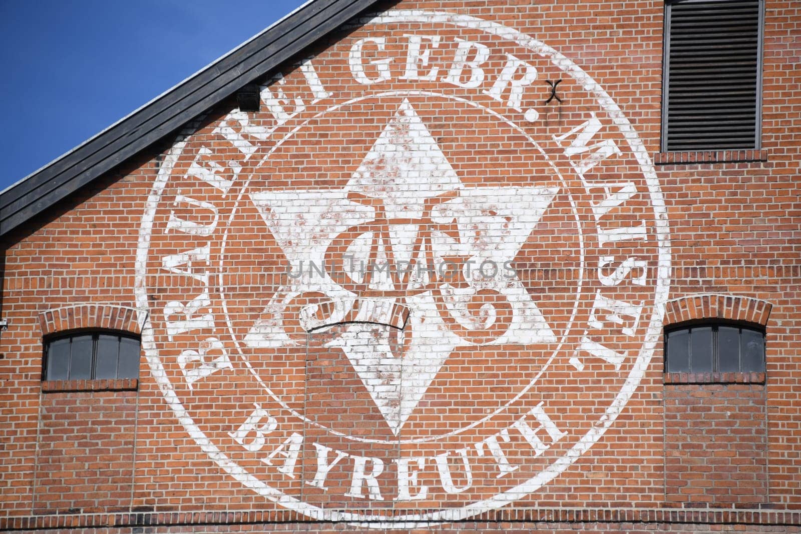In 1887,the brothers Eberhardt and Hans founded the "Gebr. Maisel Brewery"" in Bayreuth,Bavaria,in Upper Franconia. Around 400,000 hl of beer are produced annually."
