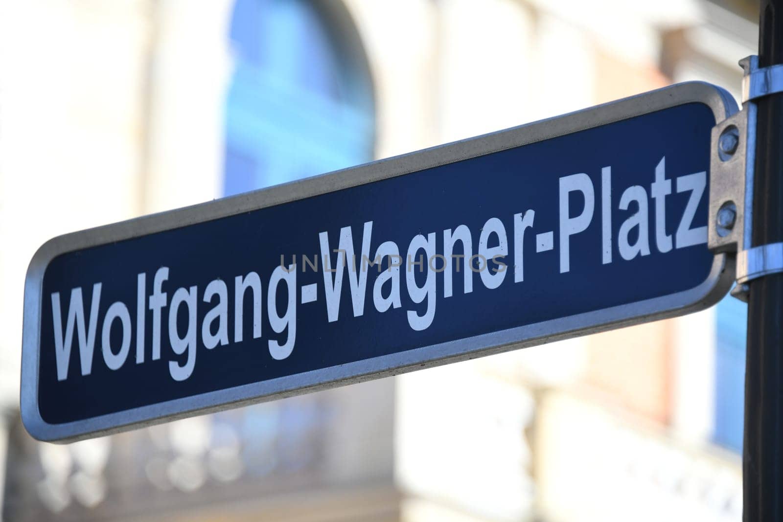 The world-famous Richard Wagner Festival takes place every year in Bayreuth in the Festspielhaus on Wolfgang-Wagner-Platz. The Festspielhaus is located on the Green Hill. You can see the street sign from Wolfgang-Wagner-Platz.