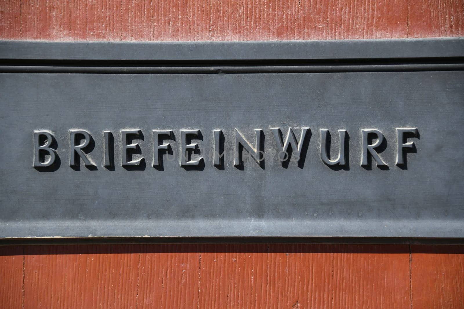 In many offices and households,the letter box is built into a door. The flap with the lettering is made of metal.