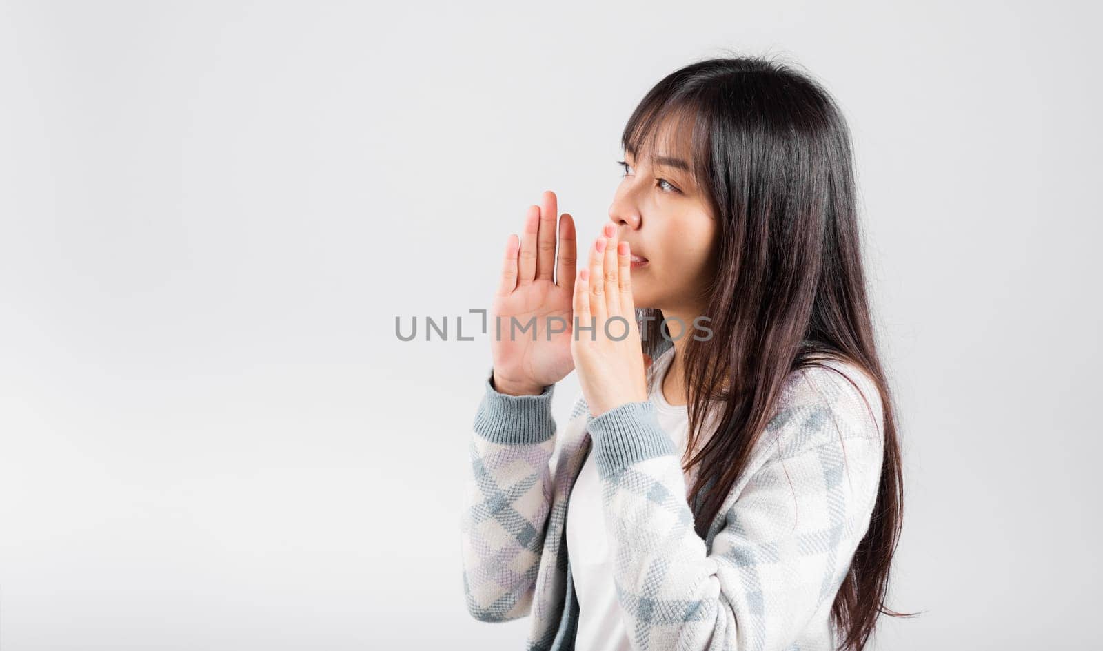 Happy woman hand on mouth talking whisper secret rumor, Asian beautiful young female excited tell gossip, studio shot isolated on white background with copy space