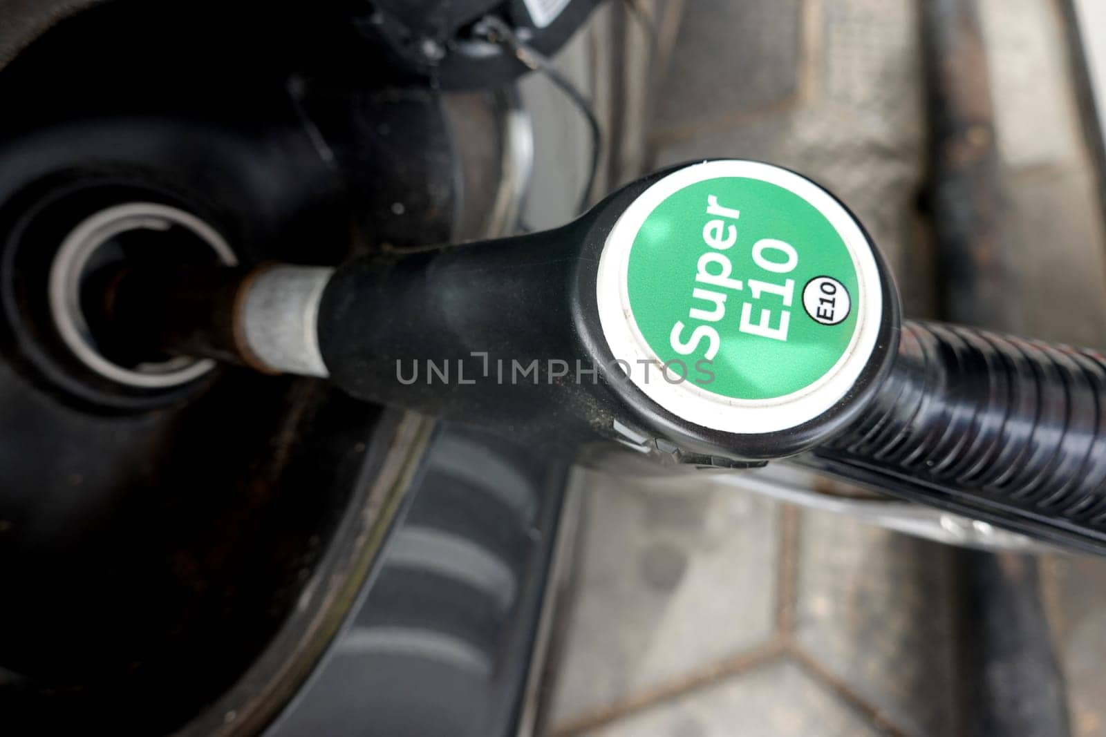 Benzin-Zapfhahn an einer Tankstelle
