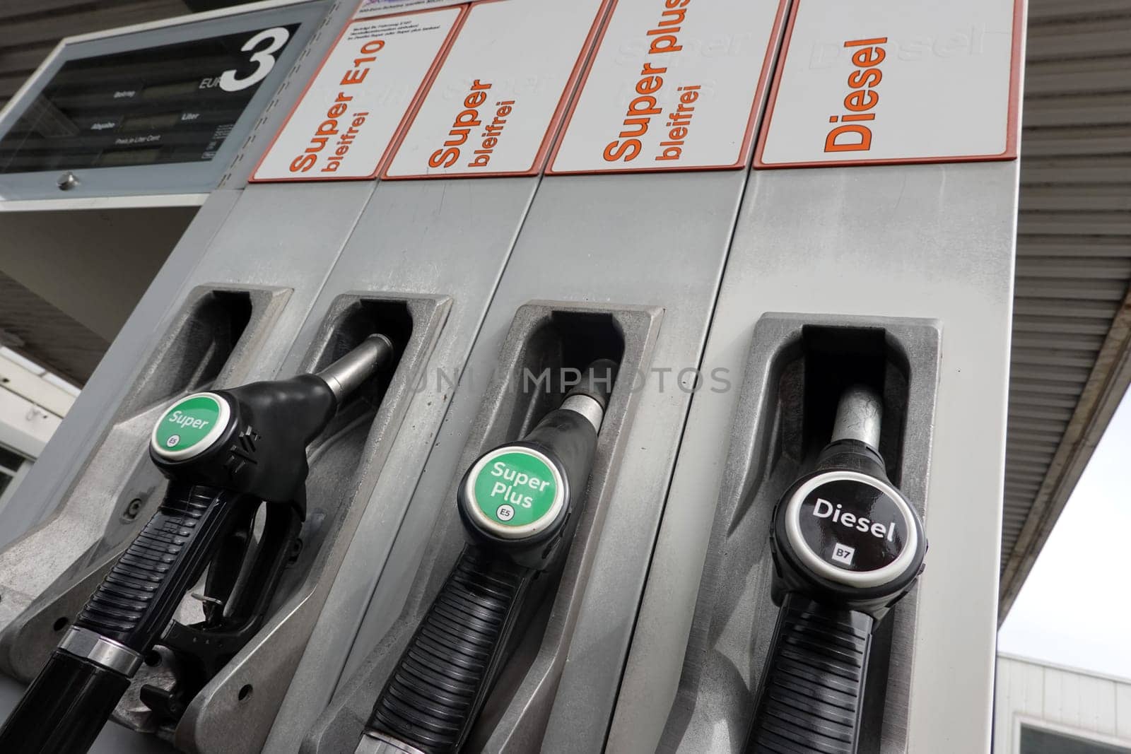 Benzin-Zapfhahn an einer Tankstelle