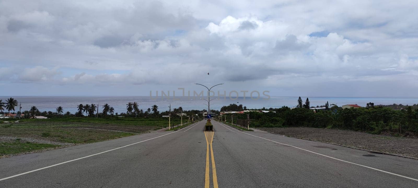 The most beautiful station exit at Taimali Station, there is a long street to sea level.