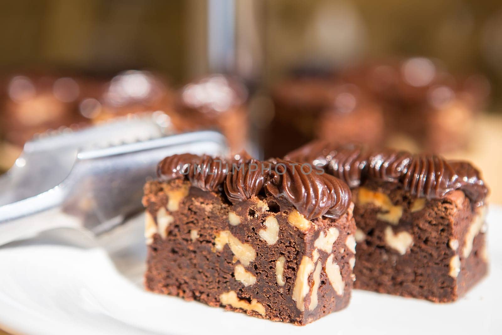 The Delicious dark chocolate cake with walnuts