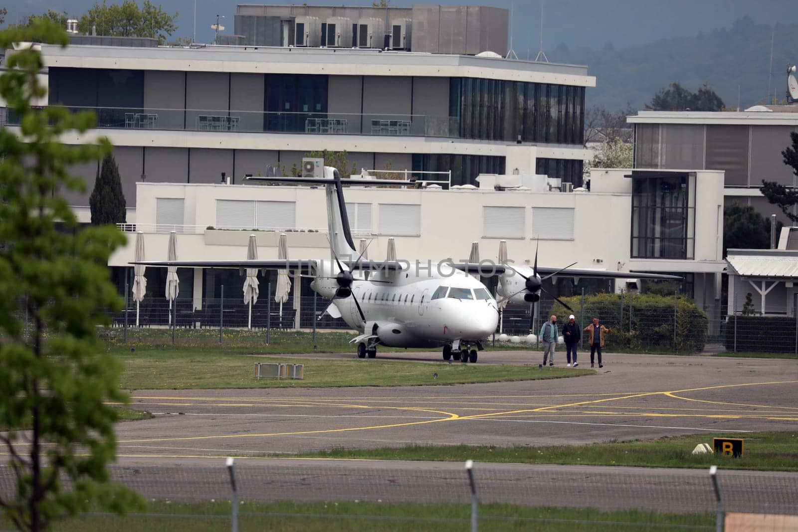 With a passenger aircraft of the type Dornier Do 326 football Bundesliga team SC Freiburg came to the game in the Breisgau for the game of the 1st FBL: 21-22: 31. Sptg. SC Freiburg vs Borussia Mönchengladbach... DFL REGULATIONS PROHIBIT ANY USE OF PHOTOGRAPHS AS IMAGE SEQUENCES AND/OR QUASI-VIDEONann.. Photo: Joachim Hahne/johapress