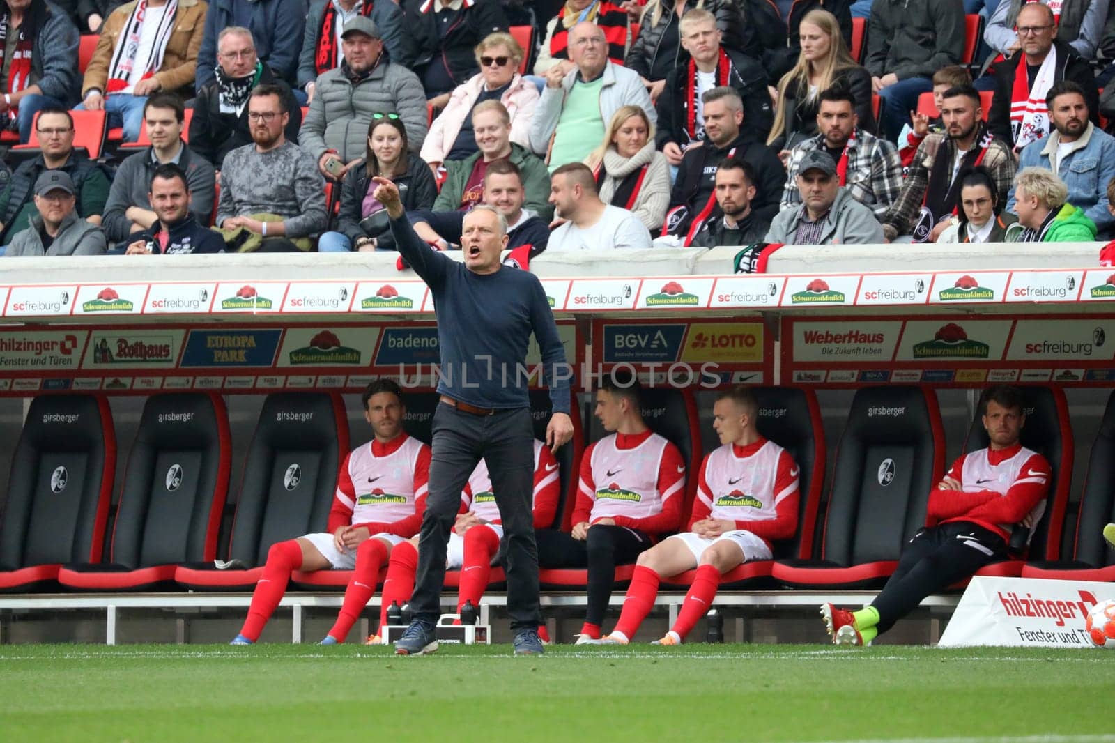 Energetically,coach Christian Streich (Freiburg) gives instructions on the sidelines in the game of the 1st FBL: 21-22: 31st Sptg. SC Freiburg vs Borussia Mönchengladbach... DFL REGULATIONS PROHIBIT ANY USE OF PHOTOGRAPHS AS IMAGE SEQUENCES AND/OR QUASI-VIDEONann.. Photo: Joachim Hahne/johapress