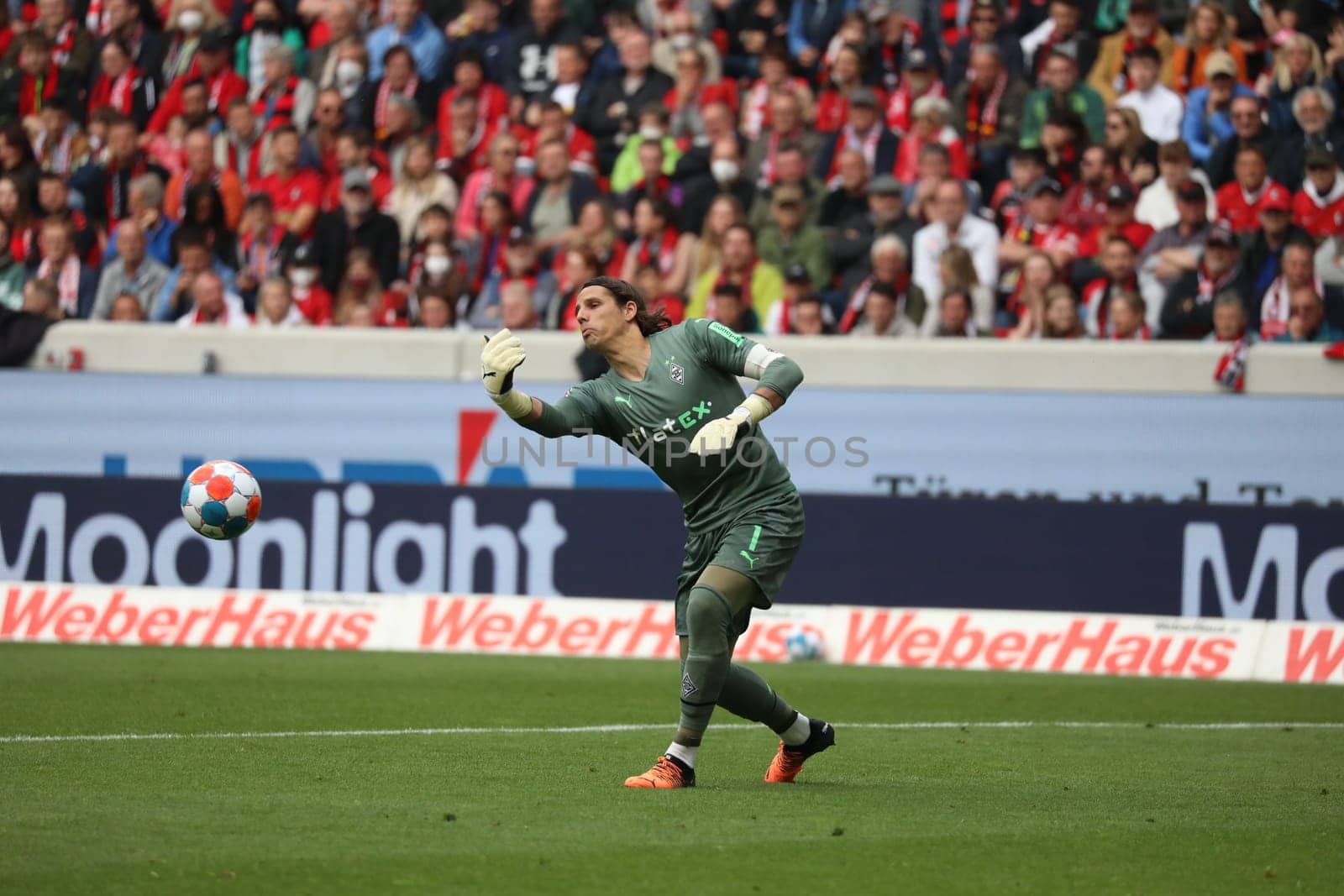 Yann Sommer (Borussia Mönchengladbach) at the match of the 1st FBL: 21-22: 31st Sptg. SC Freiburg vs Borussia Mönchengladbach... DFL REGULATIONS PROHIBIT ANY USE OF PHOTOGRAPHS AS IMAGE SEQUENCES AND/OR QUASI-VIDEONann.. Photo: Joachim Hahne/johapress