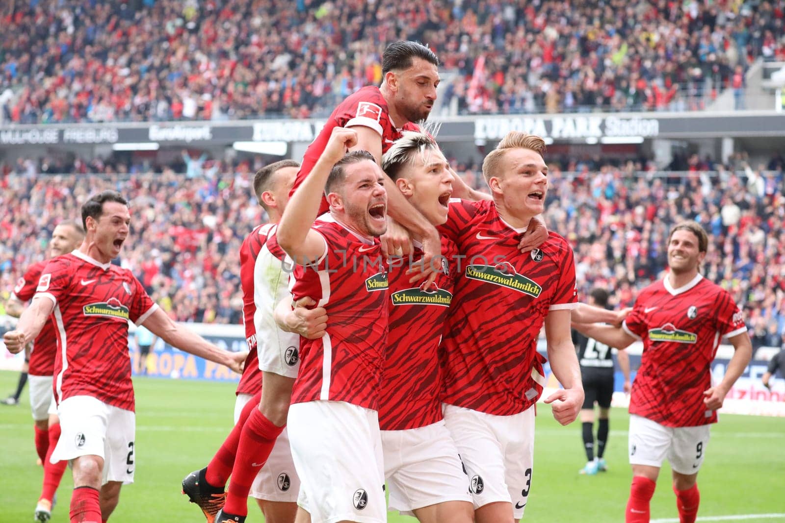 The Freiburg football world was still in order,Vincenzo Grifo (SC Freiburg) and Christian Günter (Freiburg) and Nico Schlotterbeck (Freiburg) celebrate the 3:2 by Philipp Lienhart (Freiburg) in the game of the 1st FBL: 21-22: 31st Sptg. SC Freiburg vs Borussia Mönchengladbach... DFL REGULATIONS PROHIBIT ANY USE OF PHOTOGRAPHS AS IMAGE SEQUENCES AND/OR QUASI-VIDEONann.. Photo: Joachim Hahne/johapress