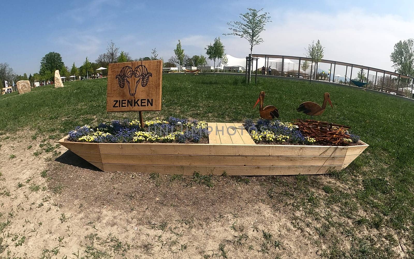A fishing boat with flowers,also called Weidling,is dedicated to the district Zienken. In Neuenburg am Rhein (district of Breisgau-Hochschwarzwald),the State Horticultural Show 2022 was opened on Friday,22 April 2022. Theme picture - State Garden Show 2022 Neuchâtel a. Rhein.