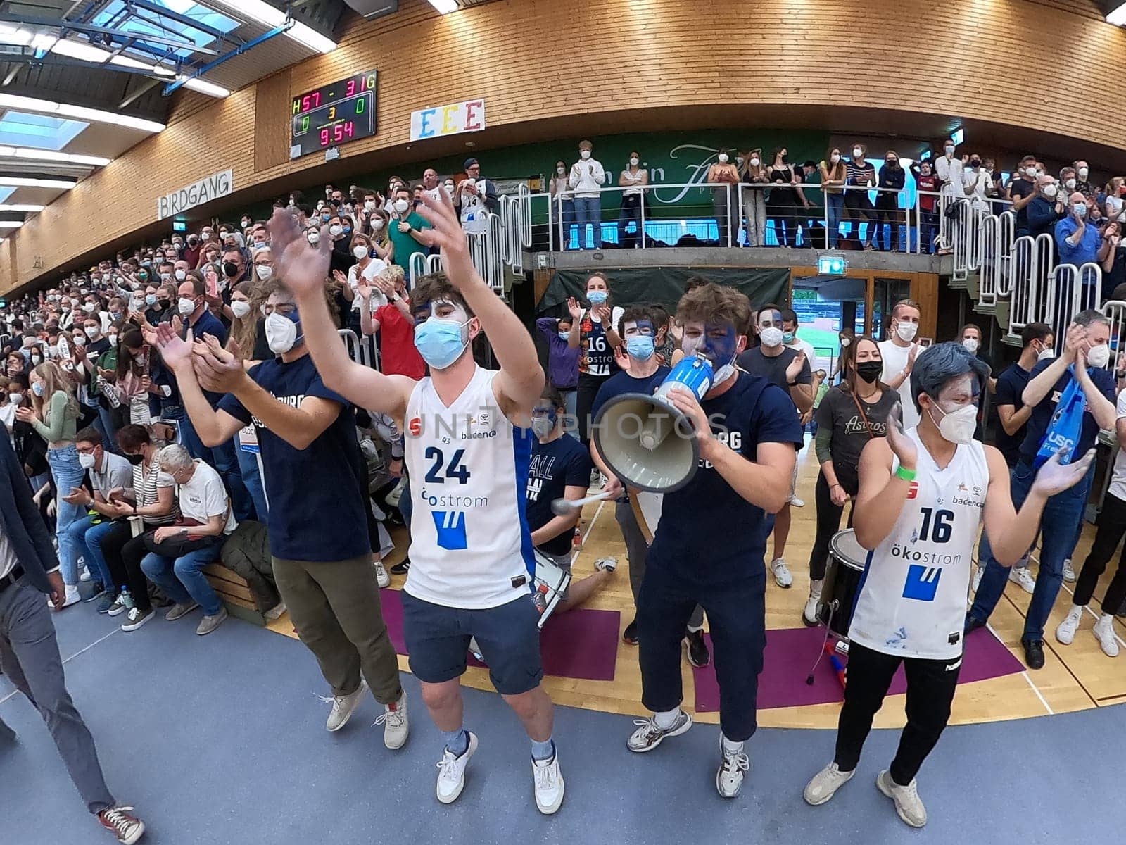 The fans make a strong mood in the USC sports hall on the Schwarzwaldstraße at the game of the 1.BBL Ladies 2021/2022 - Eisvoegel USC Freiburg - Rheinland Lions. .. Photo: Joachim Hahne/johapress